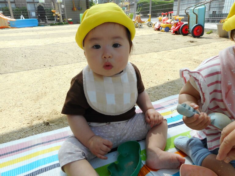 日向ぼっこって楽しいね✨（０歳児）