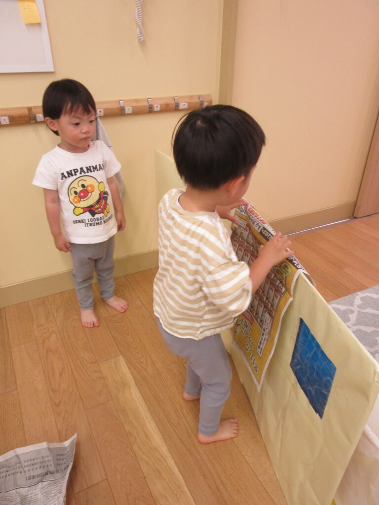 新聞ビリビリ楽しいな～♪（2歳児）