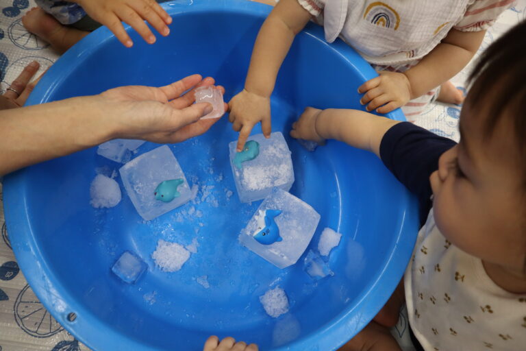 冷た～い❗氷で遊びました(0歳児）