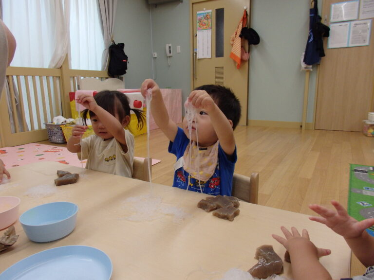 夏の感触あそび♬　～こんにゃく・しらたき編～（1歳児）