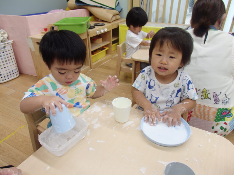 夏の感触あそび♬～片栗粉編～（1歳児）