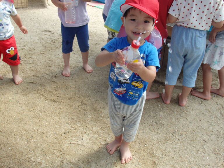 水鉄砲で遊んだよ😊（1歳児）