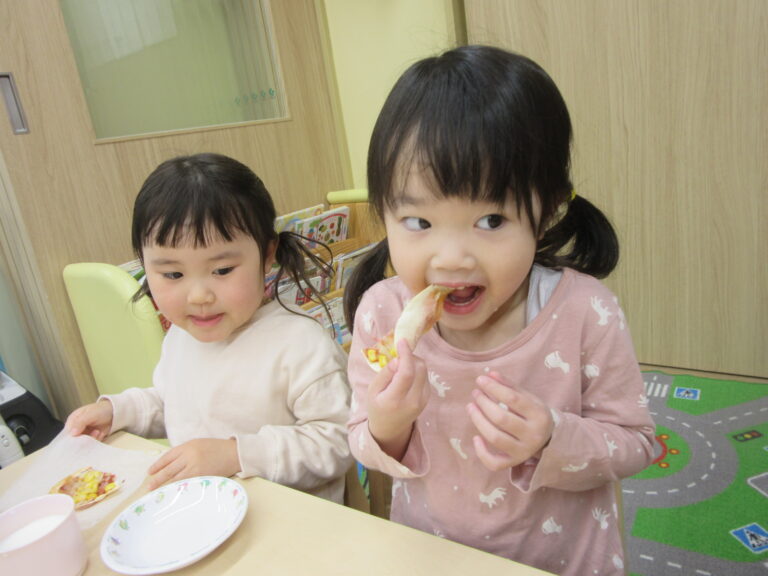 おいしいピザの出来上がり～！(2歳児）