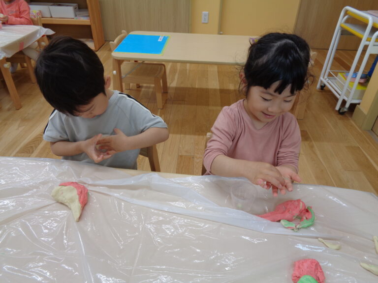 丸めたりちぎったり伸ばしたり！小麦粉粘土をしました（3歳児）