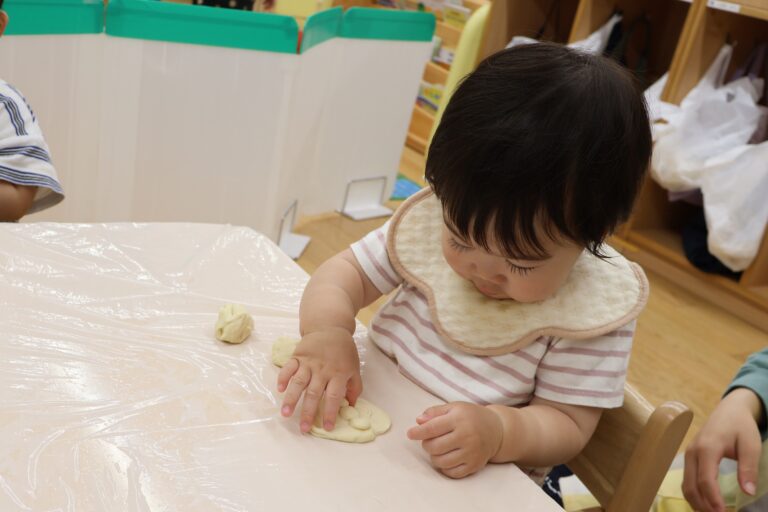 小麦粉粘土で遊んだよ！（１歳児）