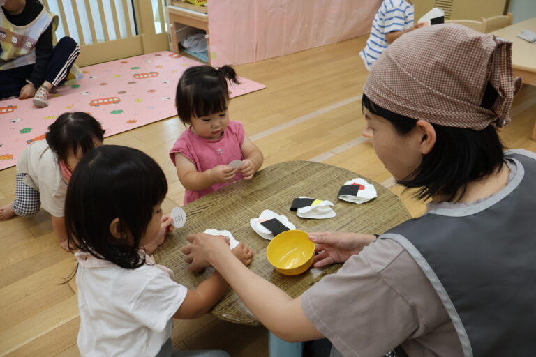 みんなでにぎにぎ🍙（1歳児）