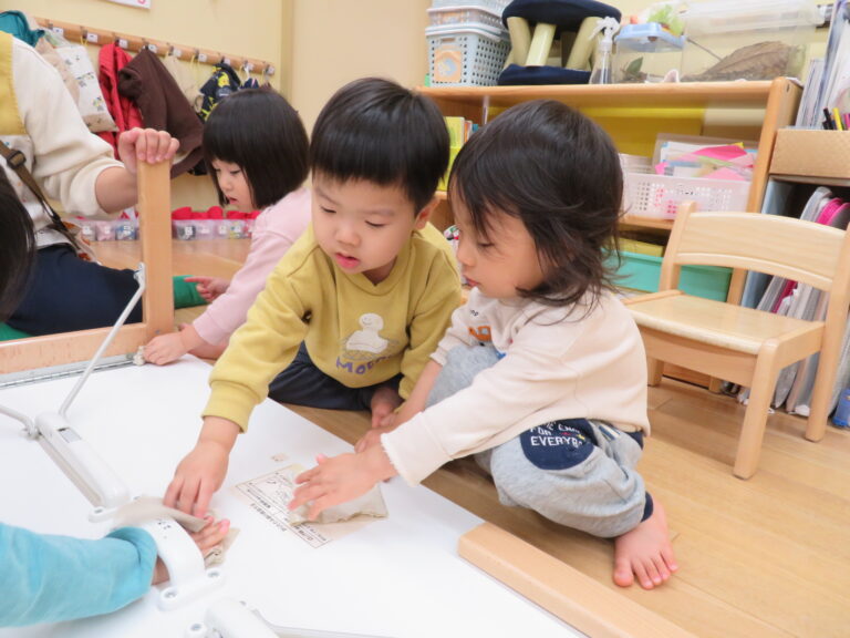 きれいな保育室で新しい年を迎える準備を（2歳児）