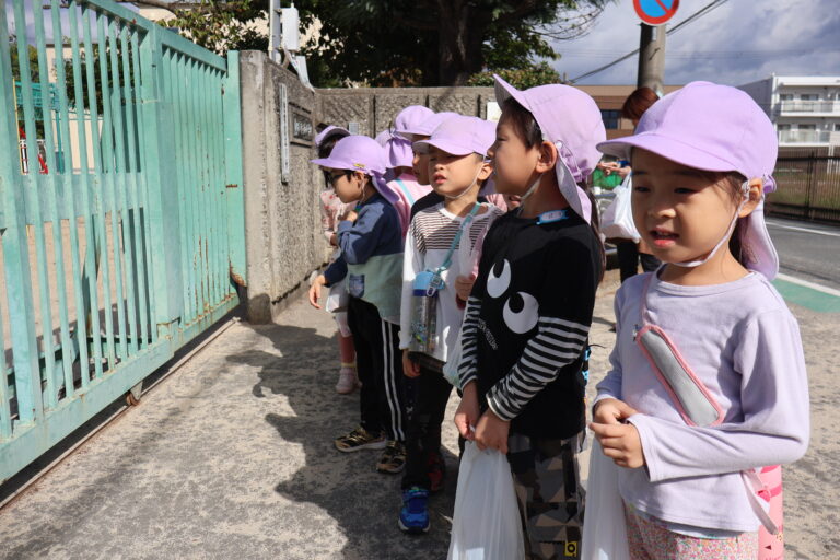 小学校見学に出発！（5歳児）