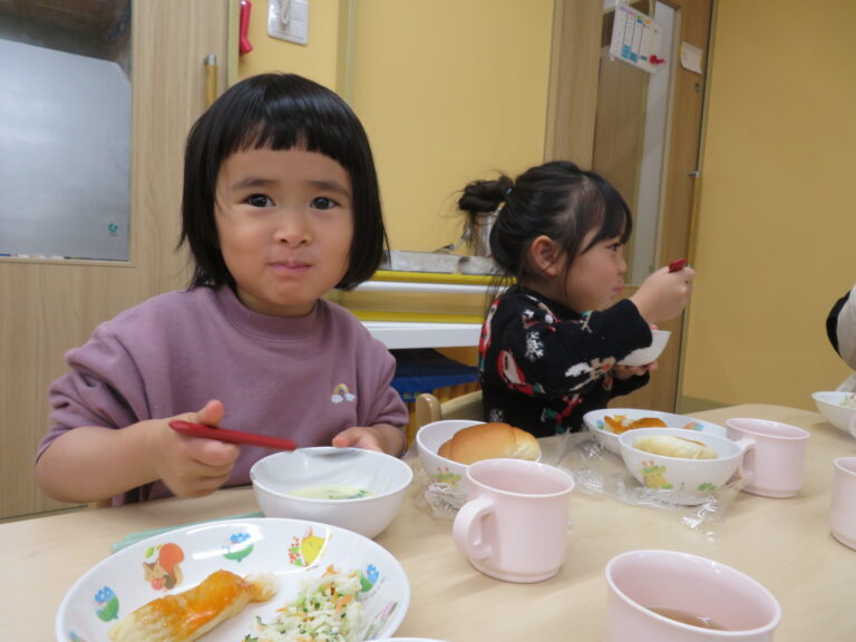 「ほうれん草、おいしいね！」（３歳児）
