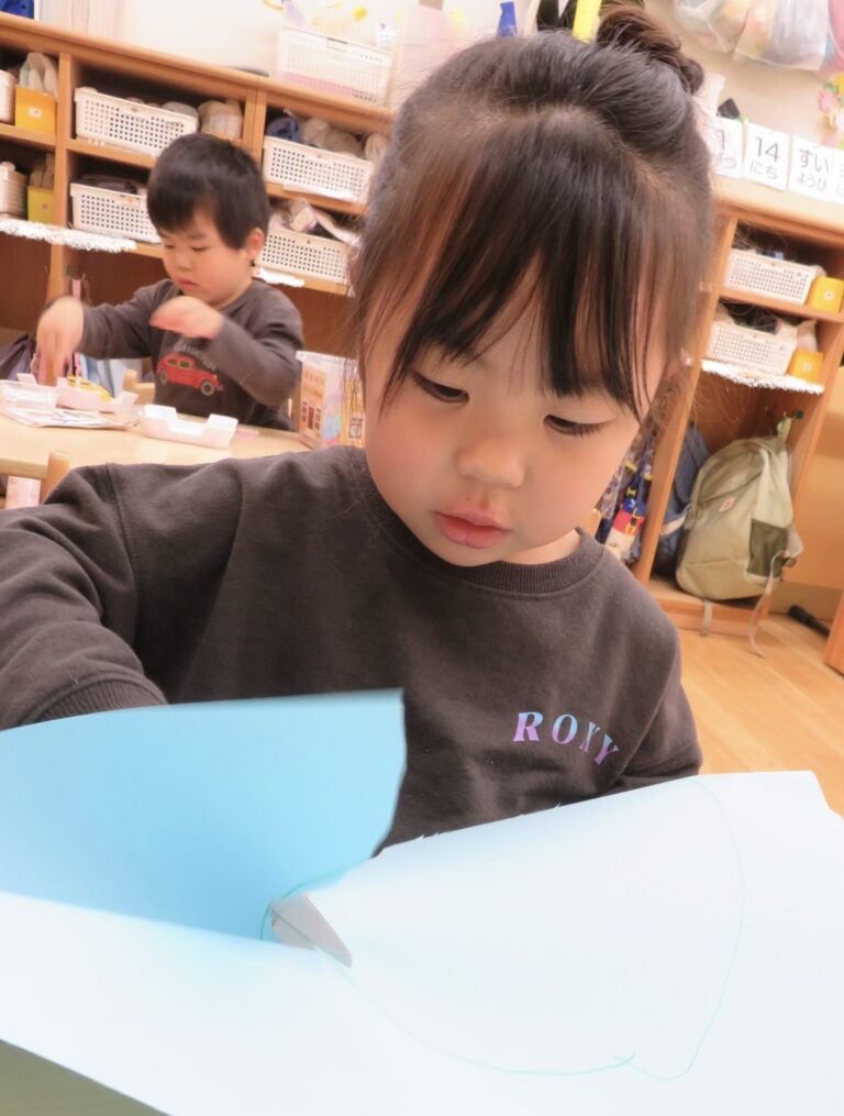 ハサミは難しい‥、でも頑張っています！（３歳児）